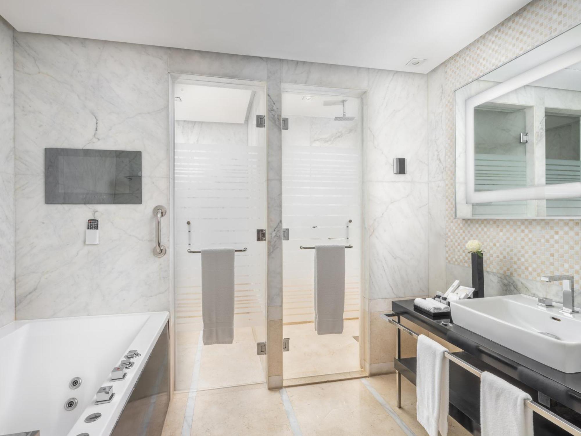 The Venue Jeddah Corniche Hotel Exterior photo Bathroom